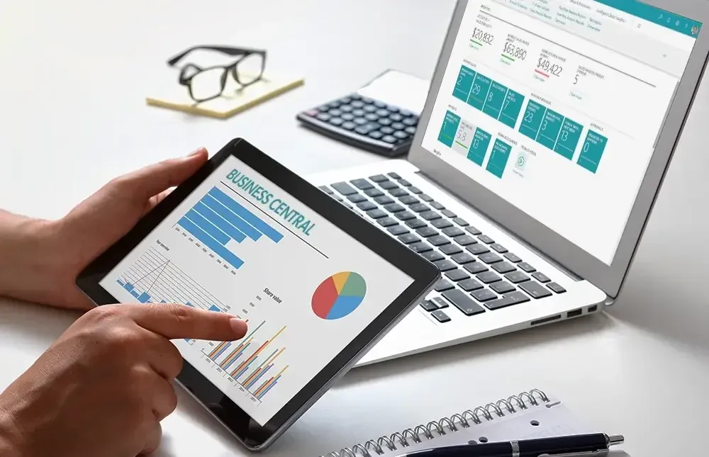 Tauleta i portàtil mostrant panells de Business Central